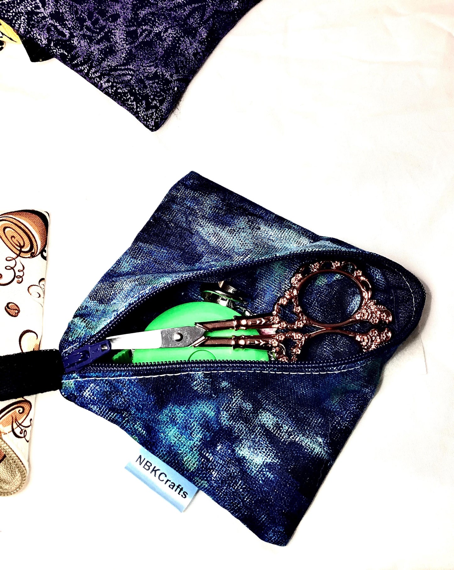 Chic and Practical: The Compact Coin Purse with a Modern Twist